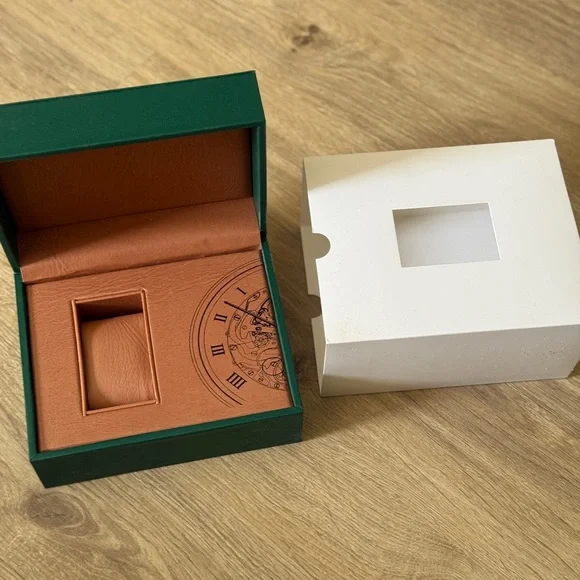 Luxury Elegant Green Watch Box with brown leather inside - Picture 2 of 5